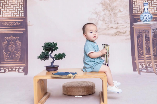 沙洋女宝宝换尿布